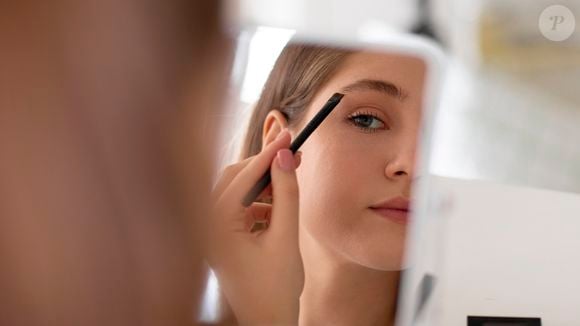 Para além de técnicas sofisticadas como o microblading ou a laminação de sobrancelhas, a maquiagem é um recurso usado há muito tempo para preencher, engrossar e alongar os fios