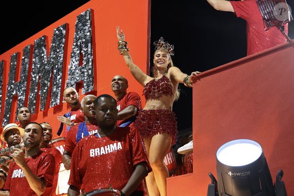 Paolla Oliveira, namorada de Diogo Nogueira, marcou presença no camarote da Brahma na noite deste domingo (02), antes dos desfiles na Marquês de Sapucaí, no RJ.