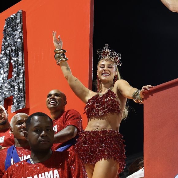 Paolla Oliveira, namorada de Diogo Nogueira, marcou presença no camarote da Brahma na noite deste domingo (02), antes dos desfiles na Marquês de Sapucaí, no RJ.