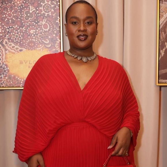 Evidenciando uma curadoria minuciosa para a noite da Bulgari, o visual é coordenado com uma bolsa de mão estruturada em couro também vermelho com alça de corrente dourada, escarpins com estampa xadrez que quebram sutilmente a unidade cromática nos pés e uma imponente gargantilha cravejada de pedrarias rente ao pescoço, unindo audácia e sofisticação maximalista
