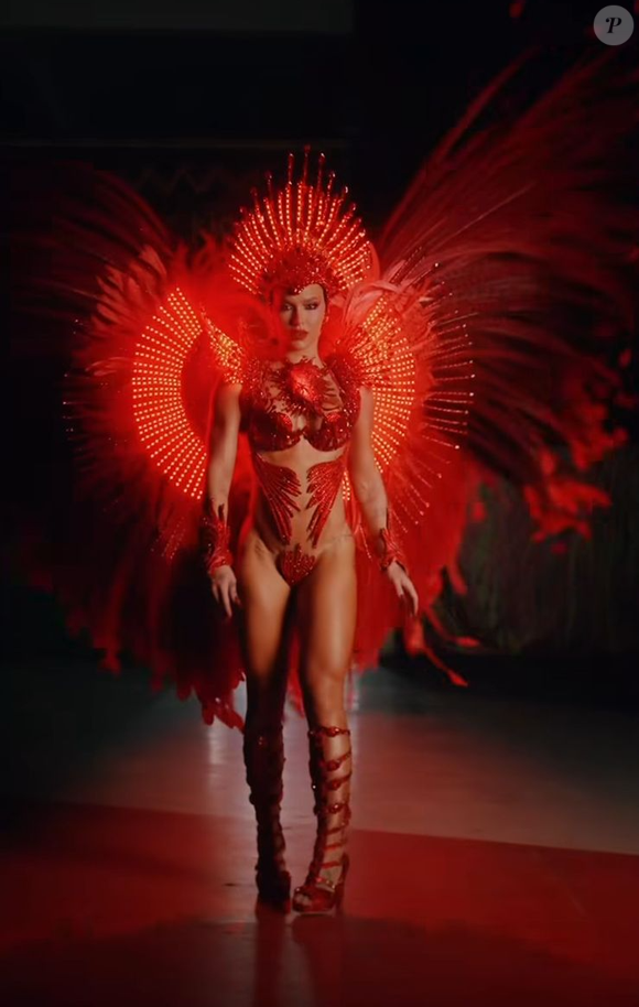 Virgínia Fonseca estreia como Rainha de Bateria da Grande Rio no Carnaval 2026 com fantasia de LED de 15 kg, piercing no dente para Vini Jr. e look vermelho iluminado na Sapucaí