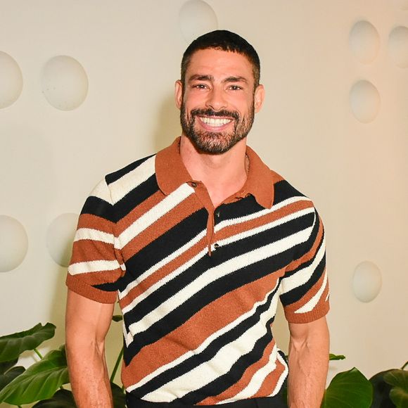 Cauã Reymond revelou que sua dieta é 'intensa, mas leve' e leva suco verde, frutas, iogurte, além de proibir o glúten e farinha branca