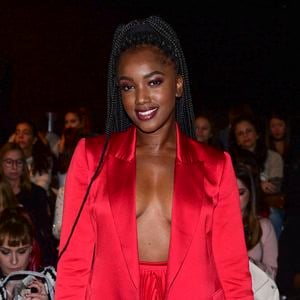 Iza causou com look de cetim com decote revelador