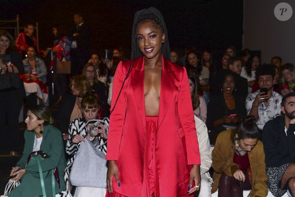 Iza causou com look de cetim com decote revelador