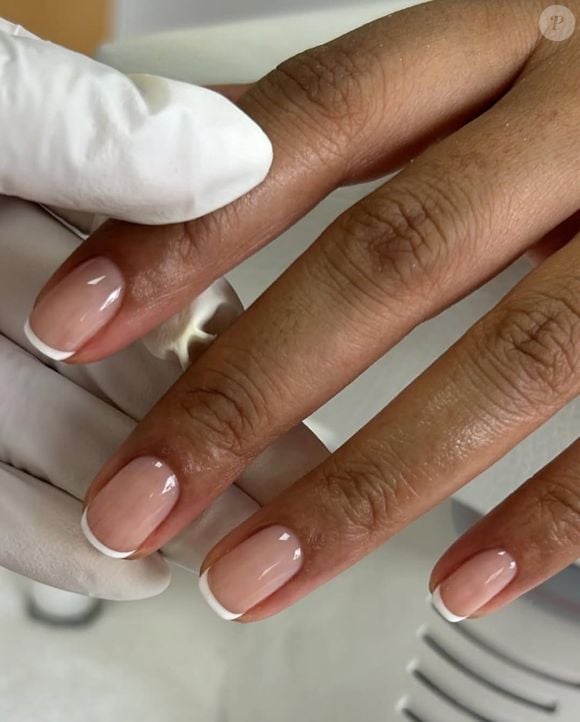 Unhas com manicure francesinha é boa opção para trazer frescor às mãos