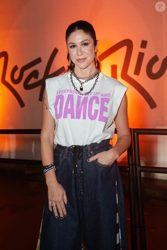 A apresentadora Foquinha apostou em uma jaqueta jeans oversized, combinada com uma T-shirt recortada nas mangas que trazia uma frase de uma música de Madonna, para curtir o 4º dia do Rock in Rio