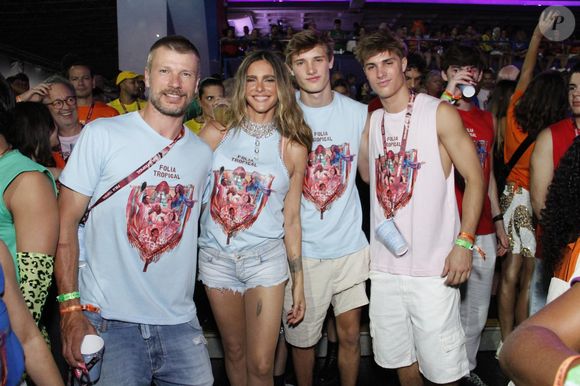 Fernanda Lima e Rodrigo Hilbert fizeram uma aparição rara com os filhos no Desfile das Campeãs, todos com abadás e roupas simples