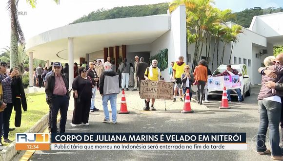 Velório de Juliana Marins foi aberto ao público das 10h até 12h. Após este horário, o acesso foi restrito a familiares e amigos próximos