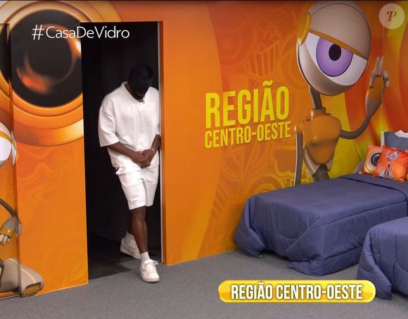 Outro participante da mesma Casa de Vidro também bateu com forma o ombro na parede