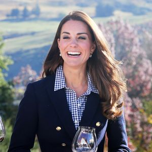 Vestidos fluidos, jeans e blazer: veja como a bota overlap em tom vinho pode transformar produções básicas em looks sofisticados para diferentes ocasiões