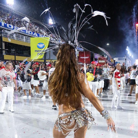 Juliana Paes mostrou muito samba no pé mesmo embaixo de chuva