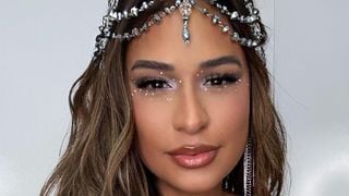 Detonada por pastor após batismo em igreja evangélica, Simone Mendes canta hit de Anitta em show e provoca: 'Sei que tu me odeia'