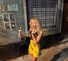 Sabrina Carpenter apareceu tomando um delicioso sorvete nas ruas de Buenos Aires (com destaque para a parede urinada no fundo)