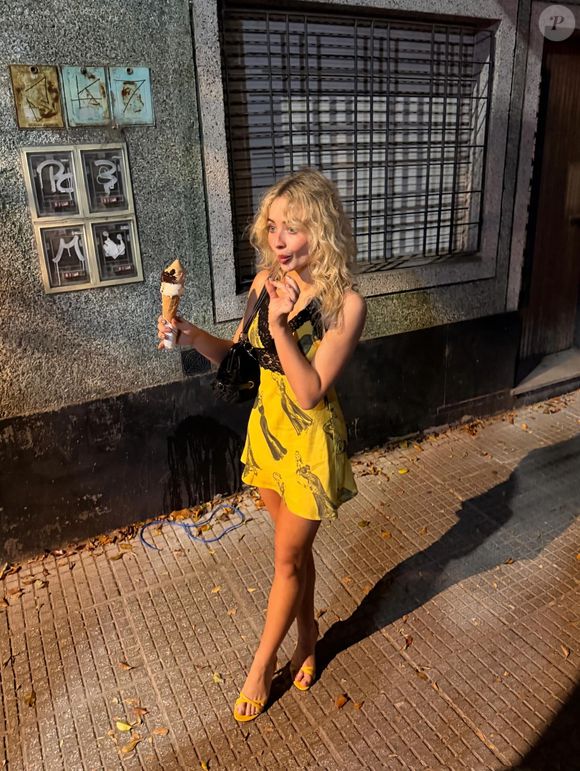 Sabrina Carpenter apareceu tomando um delicioso sorvete nas ruas de Buenos Aires (com destaque para a parede urinada no fundo)