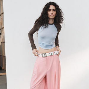 Calça da Zara na cor rosa bebê transmite delicadeza e moderninade: possui modelagem ampla e pregas frontais, sendo boa aposta para os looks do dia a dia.