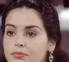 Carmem (Suzy Rêgo) revela para Lisa (Andrea Beltrão) que foi chantageada por Mauro (Eduardo Galvão) no passado na novela A Viagem