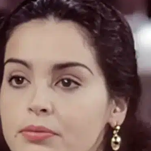 Carmem (Suzy Rêgo) revela para Lisa (Andrea Beltrão) que foi chantageada por Mauro (Eduardo Galvão) no passado na novela A Viagem