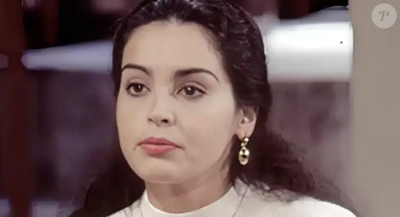 Carmem (Suzy Rêgo) revela para Lisa (Andrea Beltrão) que foi chantageada por Mauro (Eduardo Galvão) no passado na novela A Viagem