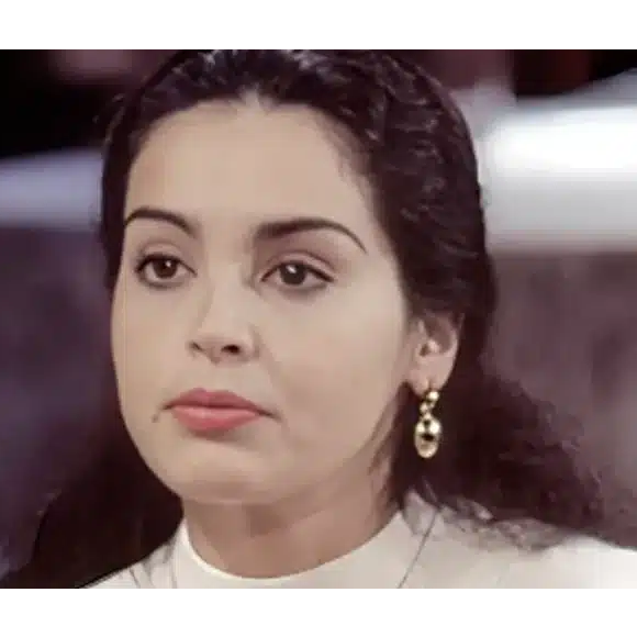 Carmem (Suzy Rêgo) revela para Lisa (Andrea Beltrão) que foi chantageada por Mauro (Eduardo Galvão) no passado na novela A Viagem