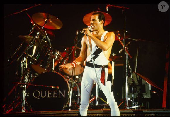 Segundo o Daily Mail, a mulher apontada como filha “secreta” de Freddie Mercury morreu aos 48 anos após uma longa batalha contra um câncer raro na coluna