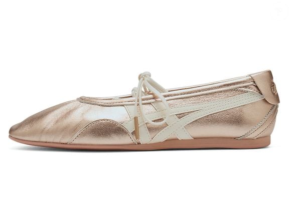 A lista começa pelas delicadas Gymnarinas, da Onitsuka Tiger. Inspiradas nas sapatilhas de balé, elas trazem as tradicionais listras da marca e são confeccionadas em couro macio, garantindo conforto para o uso diário. O modelo fica lindo com vestidos evasê e saias midi. A versão metalizada em ouro rosé está disponível por R$‌ 960 e é um verdadeiro objeto de desejo