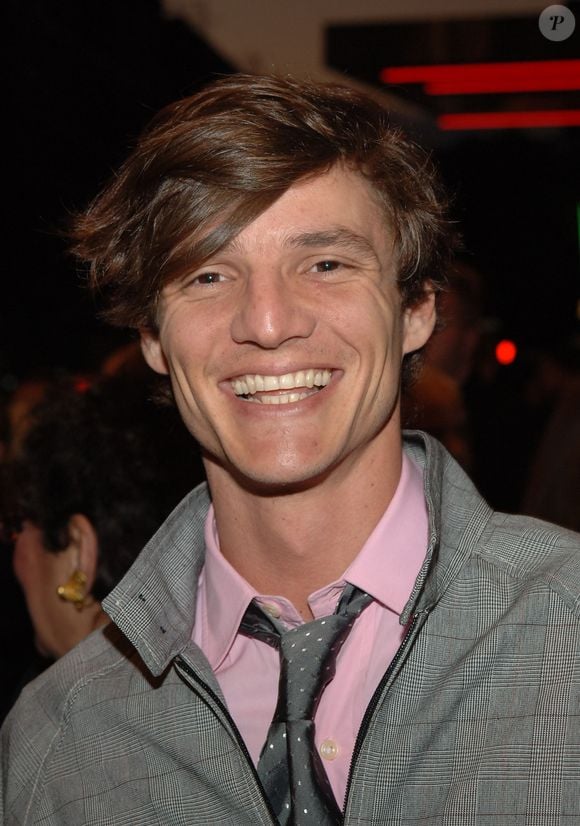 O ator Pedro Pascal com um visual de franjinha em outubro de 2005 na cidade de Nova York.