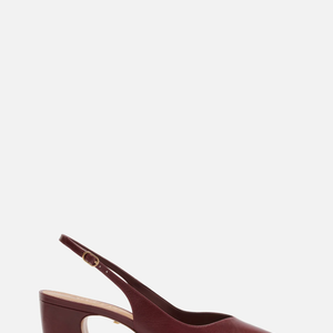 Um modelo selecionado pelo Purepeople resgata a estética dos scarpins usados pela Princesa de Gales ao longo da década de 1980