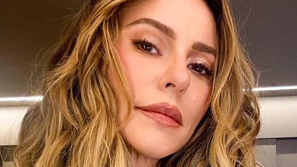 ‘Invasão com cara de presente': Paolla Oliveira detona responsável por enviar flores e diz que homem conseguiu seu endereço sem autorização