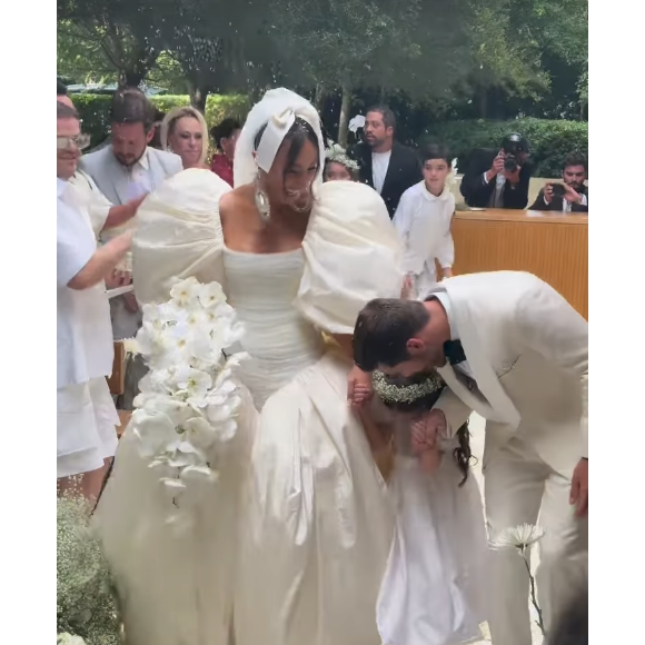 Zoe, filha de Sabrina Sato, foi a daminha de honra da cerimônia e roubou a cena na web