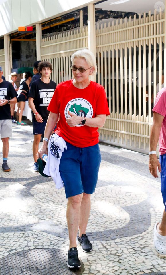 Julia Lemmertz na manifestação em Copacabana contra a anistia dos condenados pelo golpe de 8 de janeiro