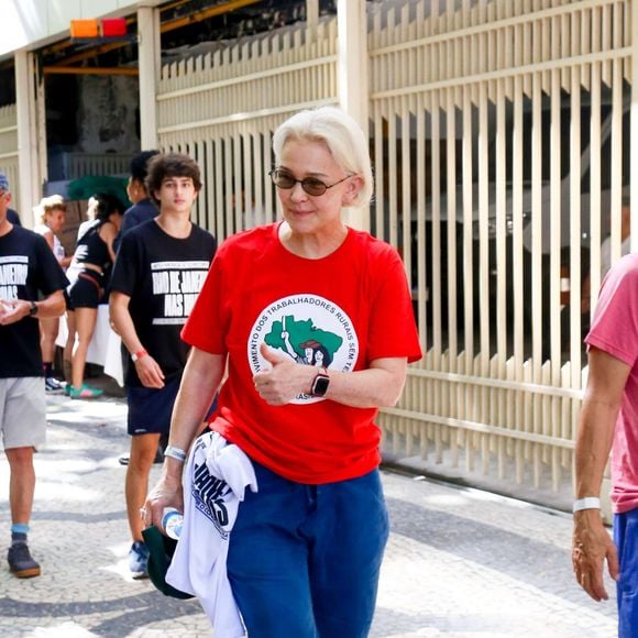 Julia Lemmertz na manifestação em Copacabana contra a anistia dos condenados pelo golpe de 8 de janeiro