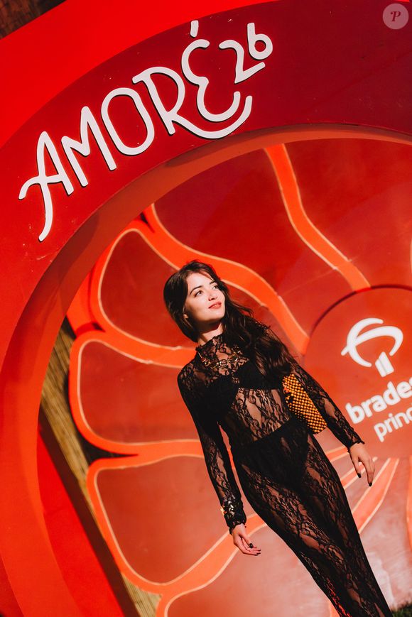 Ana Rita Cerqueira exibiu look com renda e transparência