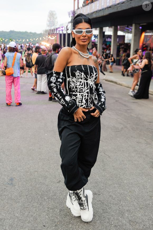 A produção usada no Lollapalooza por Pocah tinha estilo comfy e urbano
