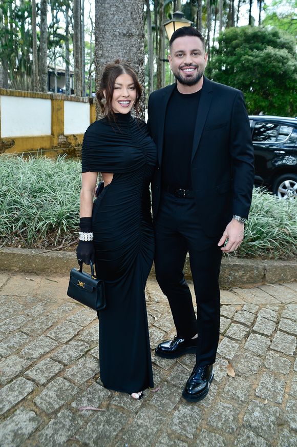 Jaqueline Grohalski, campeã de 'A Fazenda 15', escolheu vestido de gola alta drapeado e luvas