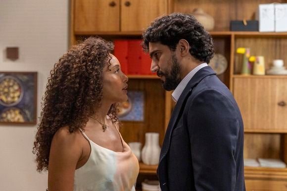 Raquel (Taís Araujo) aconselha Ivan (Renato Góes) a esperar a separação com Heleninha (Paolla Oliveira) se resolver primeiro, para que depois eles possam pensar em ficar juntos, nos próximos capítulos da novela 'Vale Tudo', da Globo.