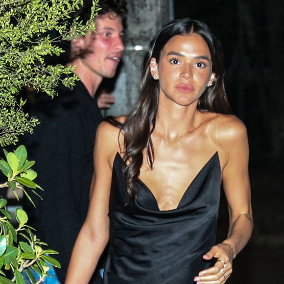 Bruna Marquezine não escondeu a expressão de espanto ao se deparar com as lentes do fotógrafo