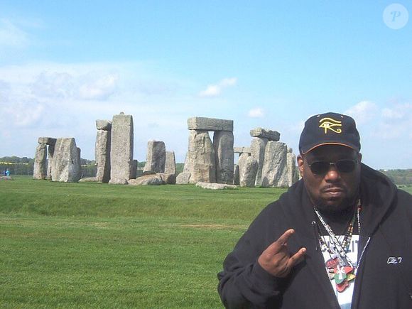 Em uma entrevista, Solo relembrou os abusos de Afrika Bambaataa, chamou o rapper de 'predador' e disse que ele tinha um "comportamento totalmente inadequado"