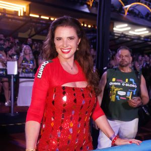 Musa icônica do Carnaval do RJ, Luma de Oliveira voltou à Sapucaí com look vermelho