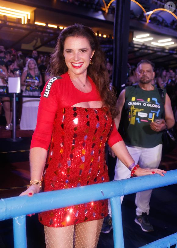 Musa icônica do Carnaval do RJ, Luma de Oliveira voltou à Sapucaí com look vermelho