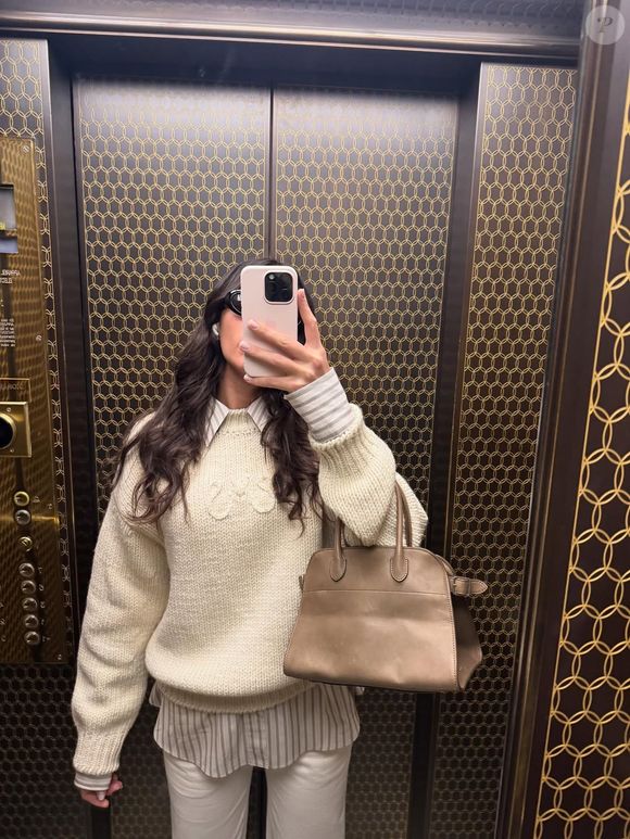 Bruna surgiu com uma proposta mais clean e aconchegante, vestindo a calça branca Danielle, da Khaite