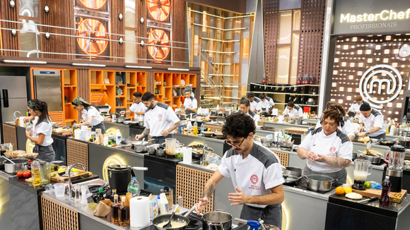Quem saiu do 'MasterChef Profissionais 2026'? Após prova em que rival perdeu 5 minutos e releitura do prato feito desagradou aos chefs, participante admite: 'Não soube jogar'