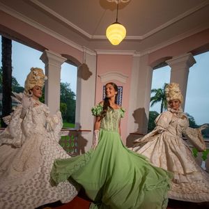Estética da série 'Bridgerton' deve marcar decoração da festa de 15 anos de Maria Sophia Costa
