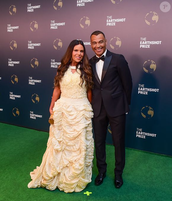 Cafu, ex-futebolista brasileiro, marcou presença com smoking preto e a mulher apostou em um look princesa belíssimo, cheio de babados, como uma debutante