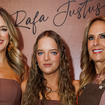 Rafa Justus de vestido drapeado, Ticiane de tomara que caia e Helô Pinheiro de jardineira: os looks marrons das 3 gerações em evento de moda