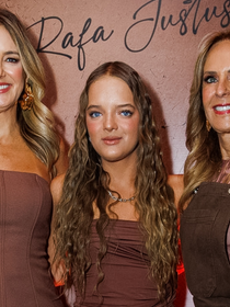 Rafa Justus de vestido drapeado, Ticiane de tomara que caia e Helô Pinheiro de jardineira: os looks marrons das 3 gerações em evento de moda
