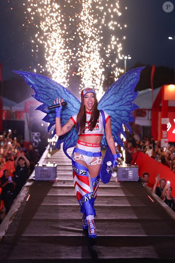 Anitta surgiu com asas de fadas, uma alusão ao apelido de Rayssa Leal, Fadinha do Skate