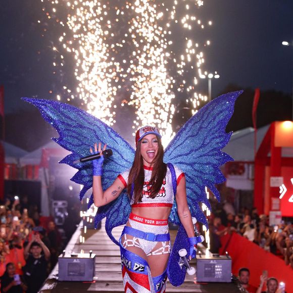 Anitta surgiu com asas de fadas, uma alusão ao apelido de Rayssa Leal, Fadinha do Skate