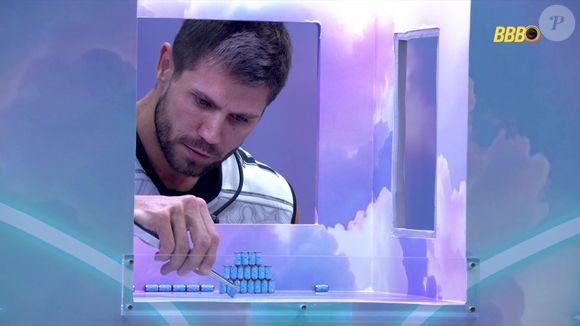 Na disputa, os participantes tiveram que montar uma torre com mini cilindros usando apenas uma pinça, sem poder encostar as mãos