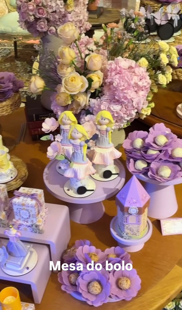 A mesa do bolo da festa de 4 anos de Maria Flor foi montada em um cenário inspirado no universo de 'Enrolados'. Flores, doces temáticos, miniaturas de torres com telhados rosa e detalhes em lilás compuseram a decoração da comemoração da filha de Virginia Fonseca e Zé Felipe