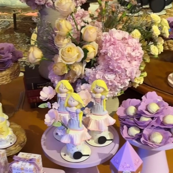 A mesa do bolo da festa de 4 anos de Maria Flor foi montada em um cenário inspirado no universo de 'Enrolados'. Flores, doces temáticos, miniaturas de torres com telhados rosa e detalhes em lilás compuseram a decoração da comemoração da filha de Virginia Fonseca e Zé Felipe